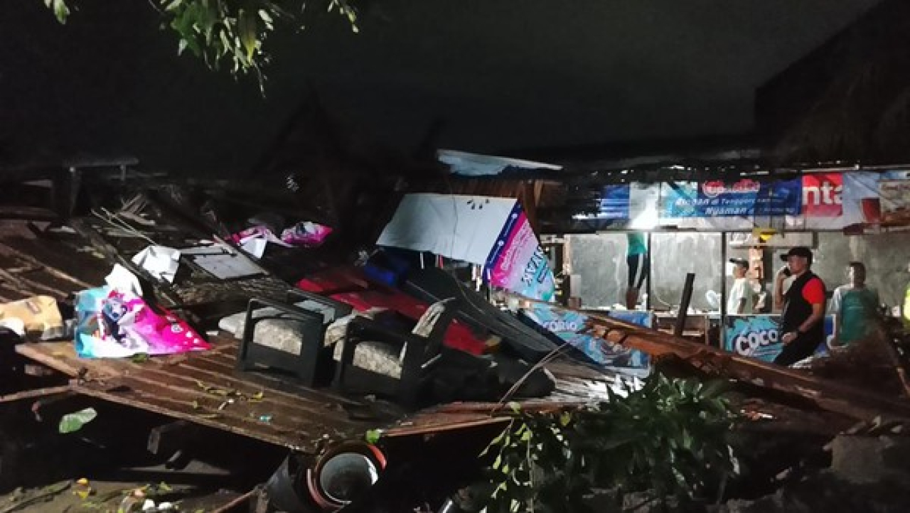 Hujan Deras Angin Kencang Robohkan Warung di Kediri