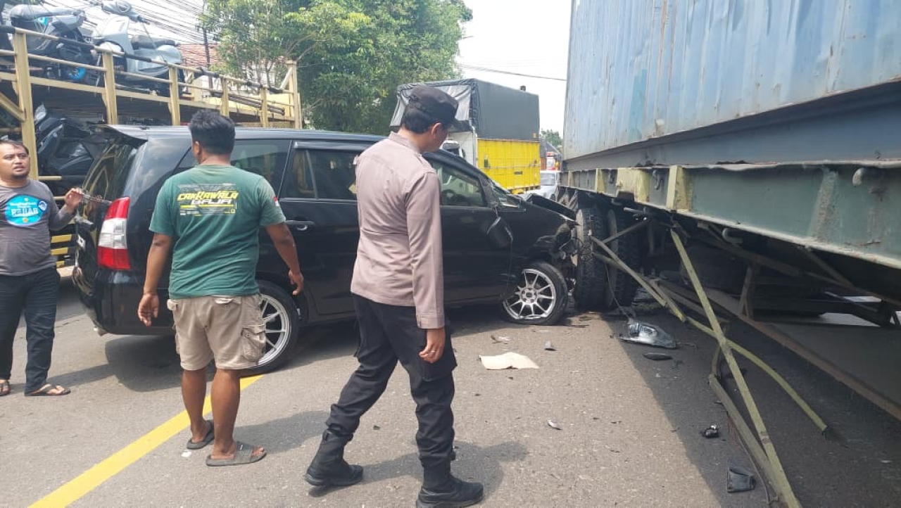Innova Oleng dan Hantam Truk Trailer di Jalur Bojonegoro–Babat, Satu Korban Dilarikan ke Rumah Sakit