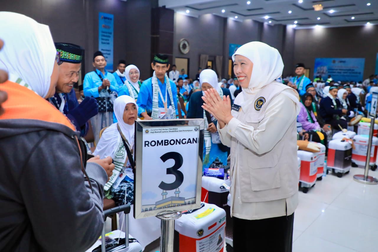 Lepas Kloter Pertama Embarkasi Surabaya, Gubernur Khofifah Titip Doa dan Pesankan Jaga Kesehatan di Tanah Suci