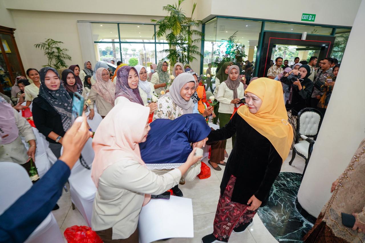 Momentum Hari Kartini, Gubernur Khofifah Salurkan Bantuan DBHCHT dan KIP Putri Jawara untuk Perempuan Surabaya