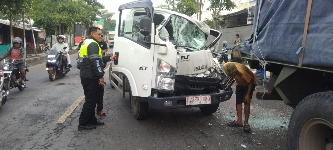 Sopir Mengantuk, Truk Provit Hantam Trailer Parkir di Bojonegoro