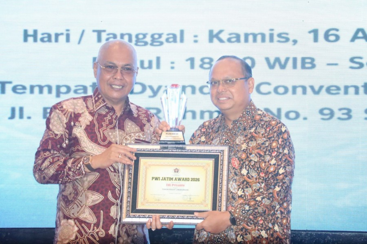 Pegiat Lingkungan Edi Priyanto Terima Penghargaan dari PWI Jatim Beri