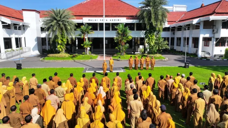 Wali Kota Kediri Serahkan SK Kenaikan Pangkat 276 PNS