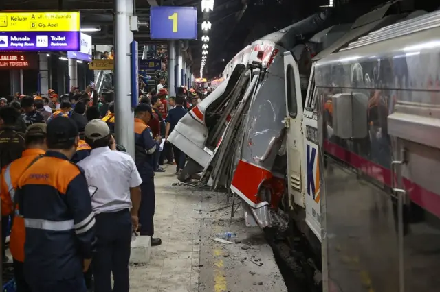 Tabrakan KA di Stasiun Bekasi, 15 Orang Meninggal Puluhan Luka