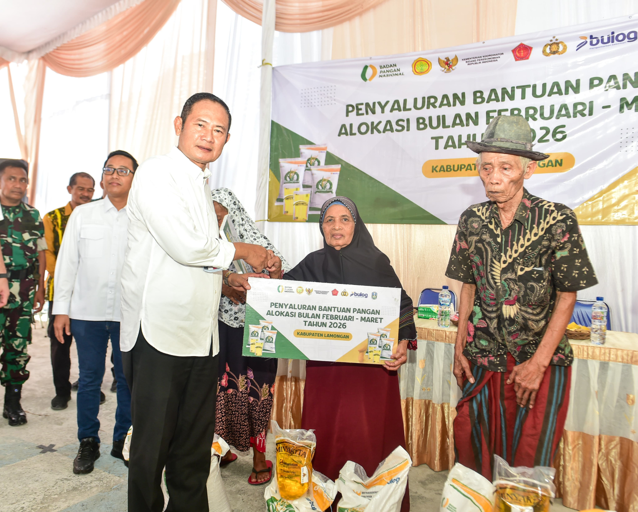 Pastikan Ketahanan Pangan, Pemkab Lamongan Salurkan Bantuan Beras dan Minyak Goreng ke Ribuan KPM