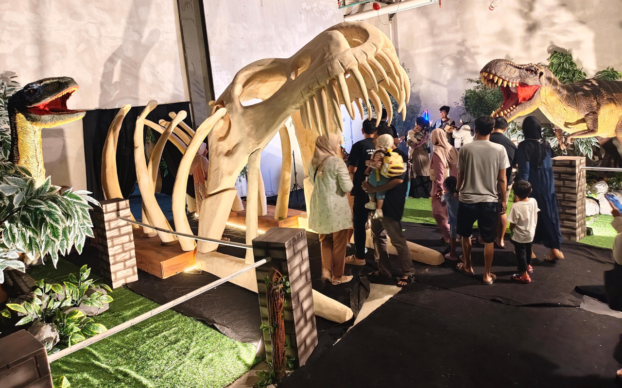 Hadirkan Dunia Purba ke Gresik, Icon Mall Suguhkan Pertunjukan Dinosaurus Animatronik yang Edukatif