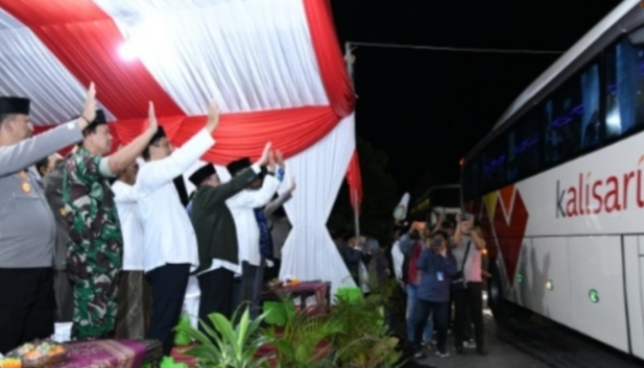 Tangis Haru Iringi Keberangkatan Kloter Pertama Haji Sumenep ke Embarkasi Surabaya