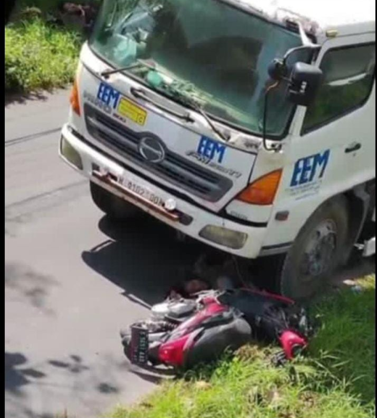 Gagal Menyalip, Pelajar di Bojonegoro Tewas Usai Motornya Hantam Truk Molen