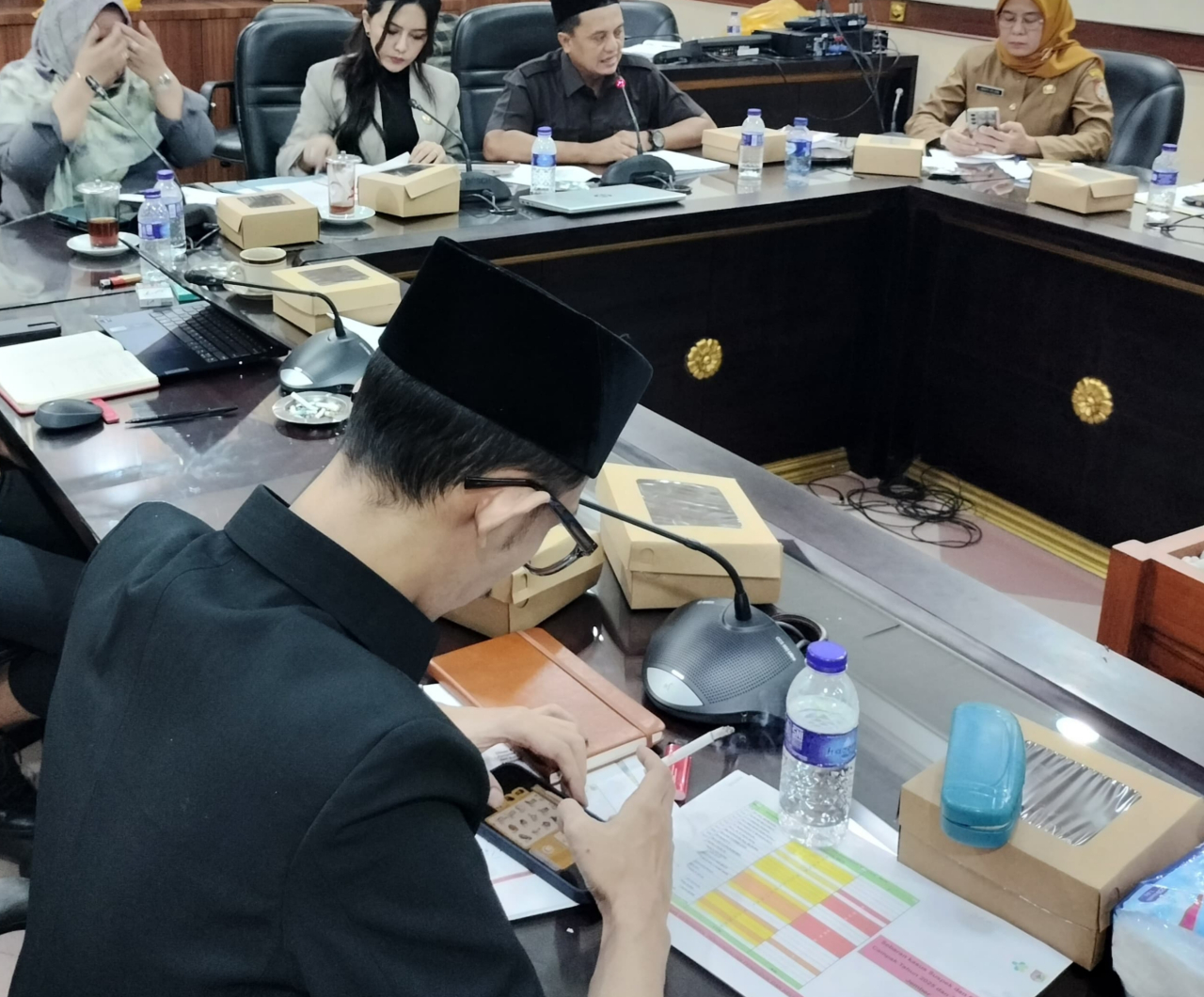 Viral! Anggota DPRD Jember Diduga Asyik Main COC Saat Bahas Nasib Kesehatan Rakyat