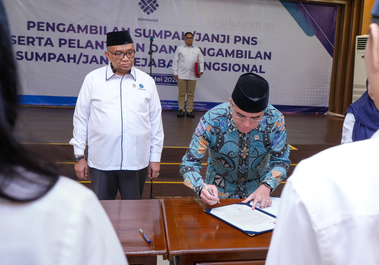 Menaker Lantik 976 ASN, Tekankan Semangat Belajar, Integritas, dan Kekompakan