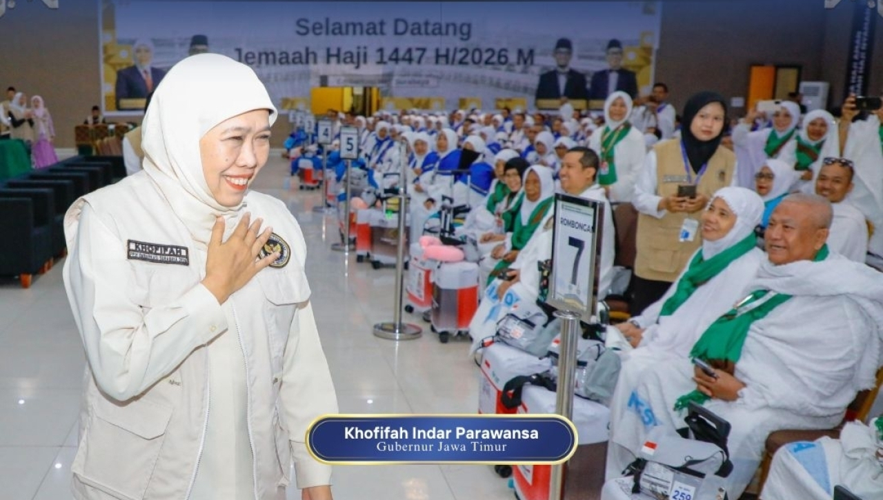 Lepas Kloter Terakhir Embarkasi Surabaya, Khofifah Berpesan Jemaah Jaga Kesehatan dan Doakan Kedamaian Indonesia