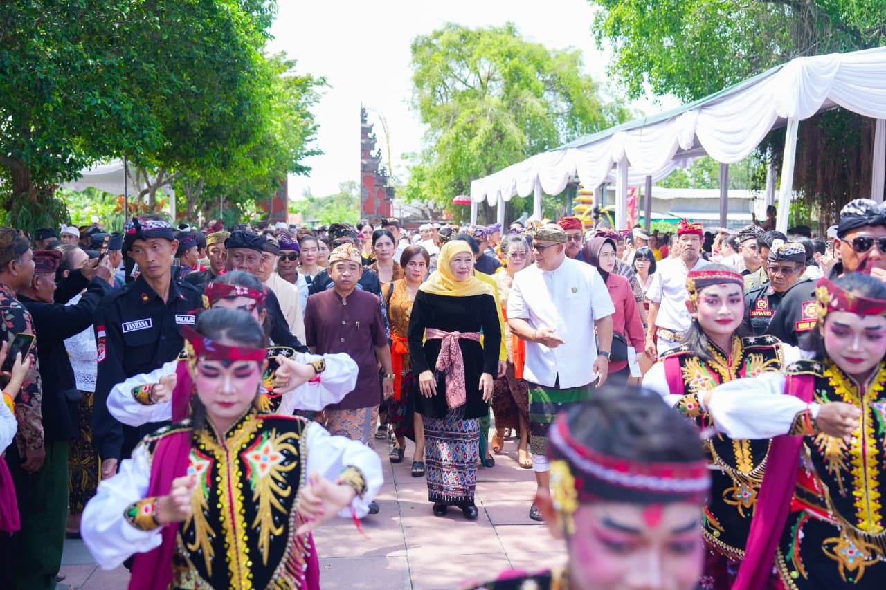 Khofifah Ajak Perkuat Perdamaian Global di Dharma Shanti Nyepi 1948 Saka Surabaya