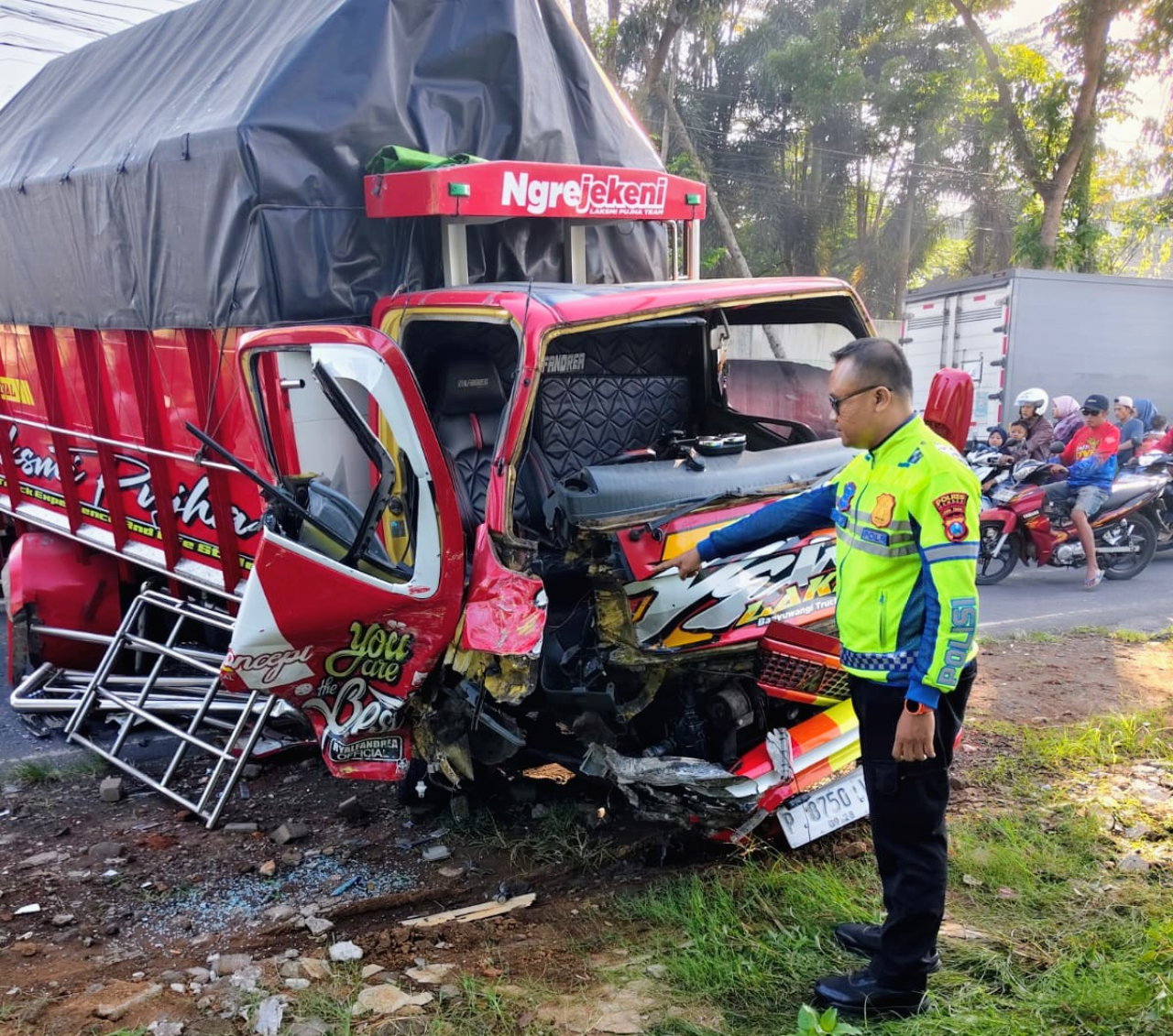 Avanza Tabrak Truk Pakan Ternak di Jember, 5 Orang Luka Ringan