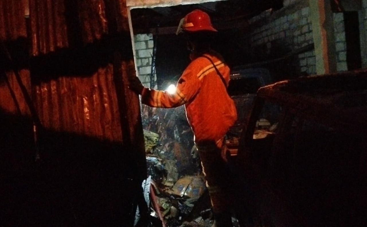 Tiga Mobil Ikut Terbakar Saat Rumah dan Usaha Tambal Ban di Manyar Gresik Dilalap Api