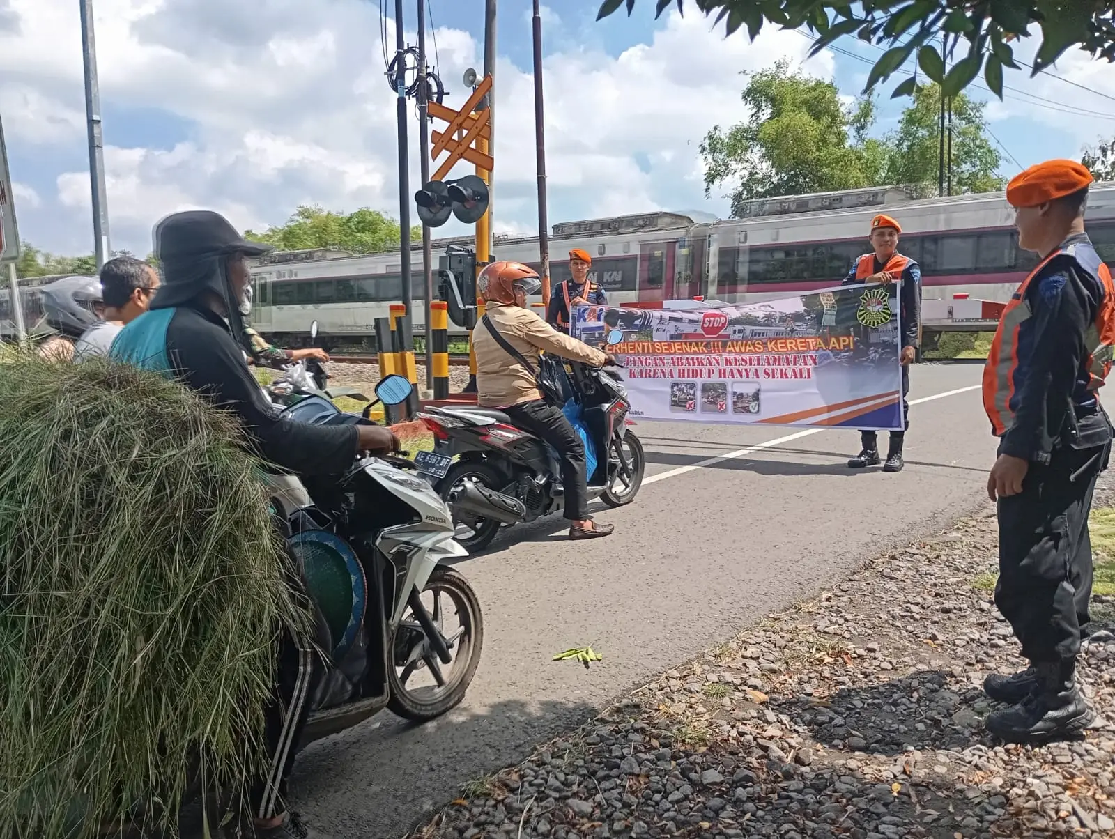 KAI Daop 7 Madiun Kembali Ajak Masyarakat Disiplin di Perlintasan