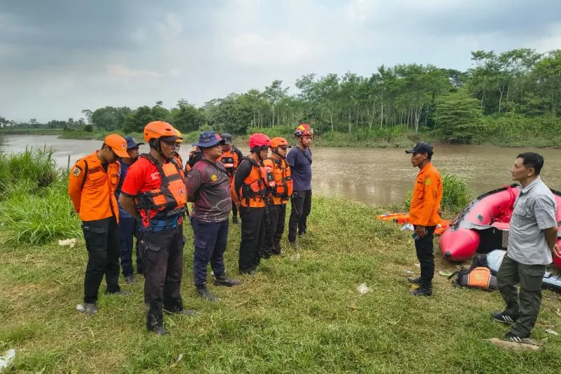 Basarnas Trenggalek Kerahkan Personel Cari Warga Ngantru Yang Hilang di Kali Brantas