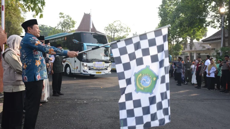 Bupati Subandi Lepas Keberangkatan 3 Kloter Jamaah Haji Sidoarjo