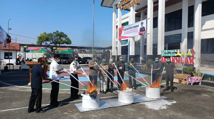 Kejari Ponorogo Musnahkan Barang Bukti Yang Didominasi Narkoba