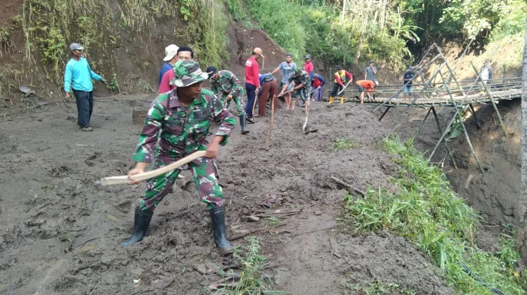 Hujan Semalaman Picu Longsor di Ponorogo, Jalan Tertutup dan Jembatan Hanyut