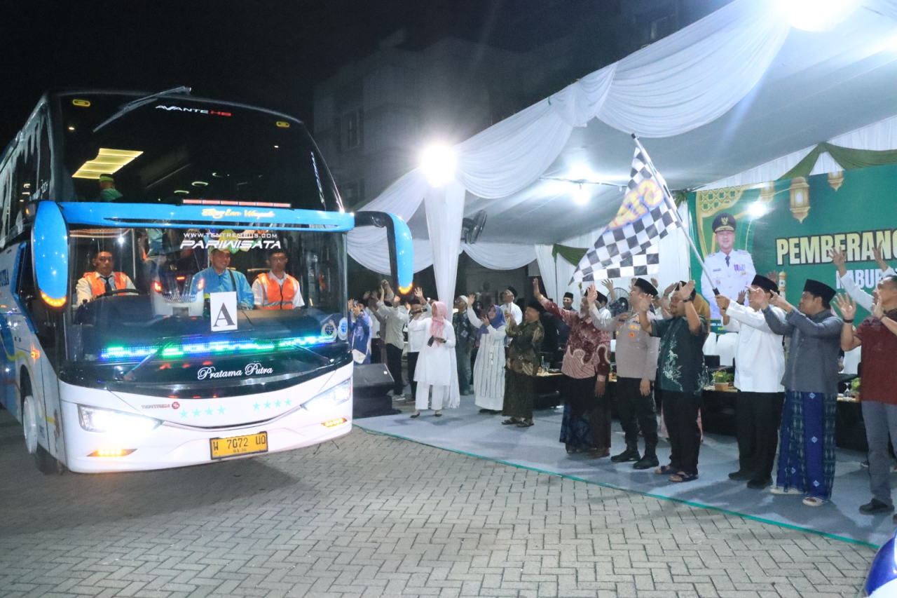 Lepas Jamaah Haji Kloter 46, Bupati Gresik Berpesan untuk Fokus Ibadah dan Jaga Kesehatan