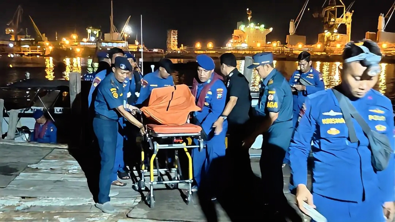 Dihantam Gelombang, Perahu Besi Tenggelam di Gresik, 1 Tewas, 2 Hilang