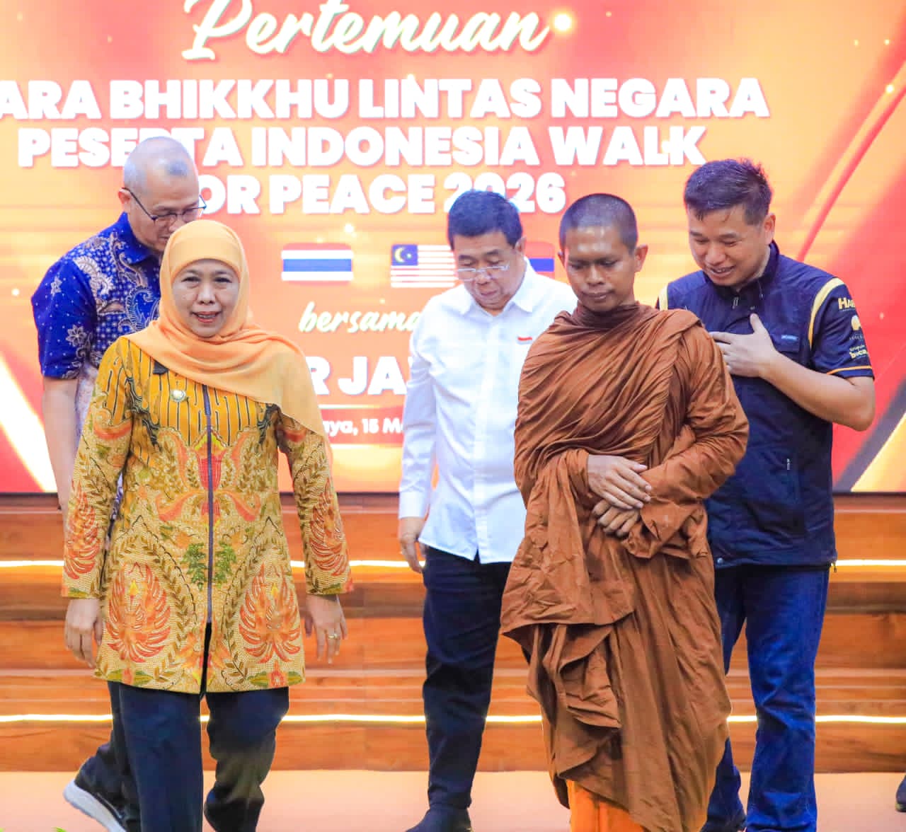 Gubernur Khofifah Sambut Rombongan Bhikkhu Lintas Negara di Grahadi