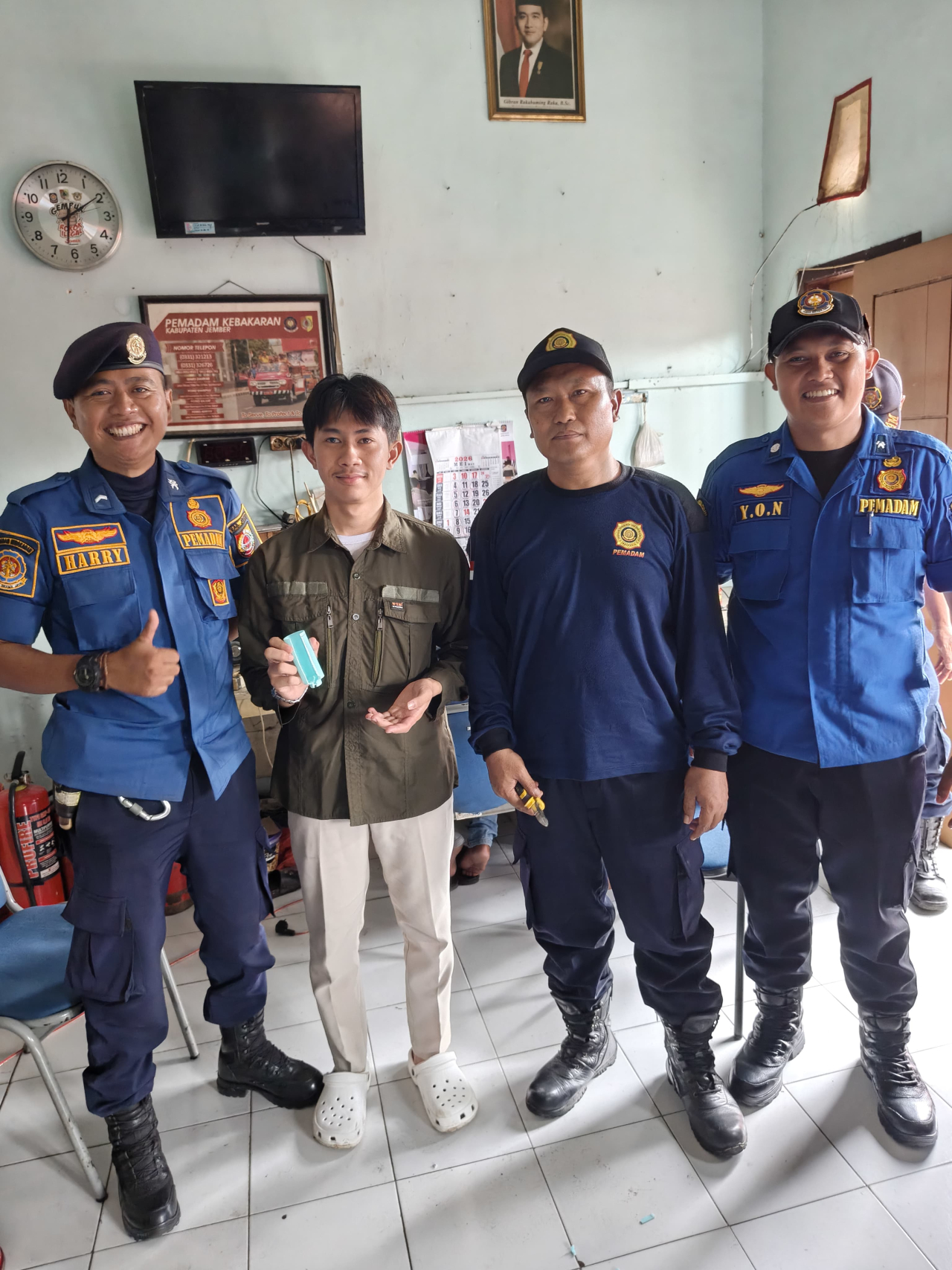 Ketika Jari Tangan Tersangkut Botol, Damkarmat Jember Bertindak