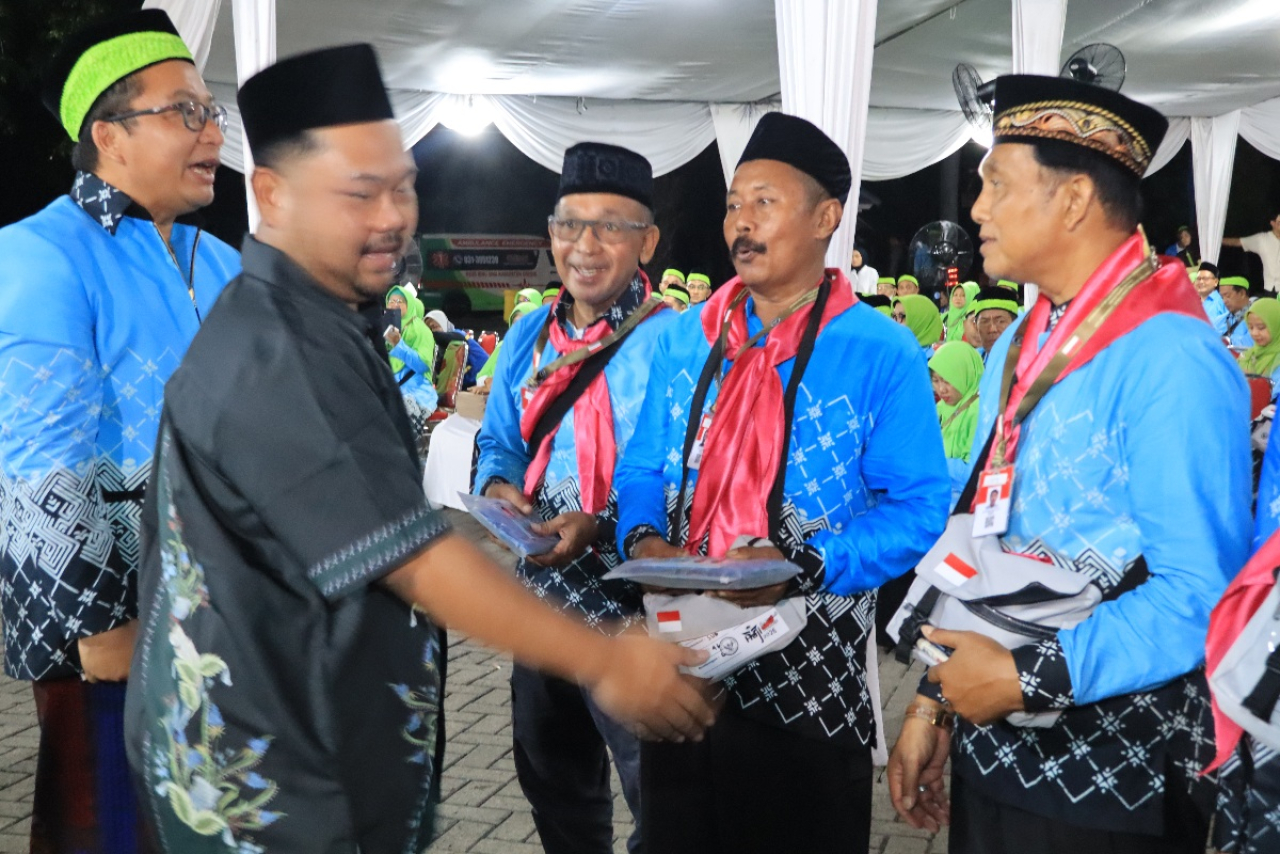 Bupati Gresik Berangkatkan 376 Jamaah Haji Kloter 46