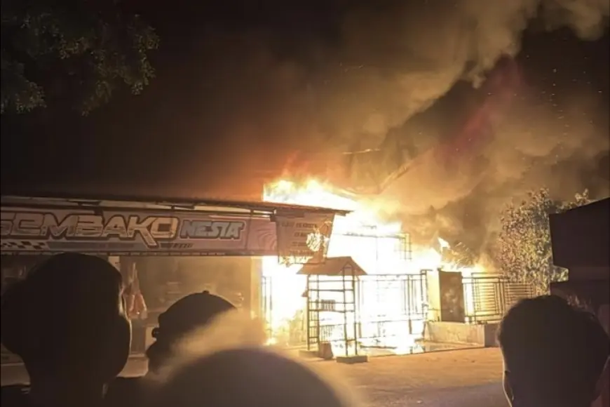 Api Mengamuk di Ruko Blitar, Satu Mobil Tinggal Rangka