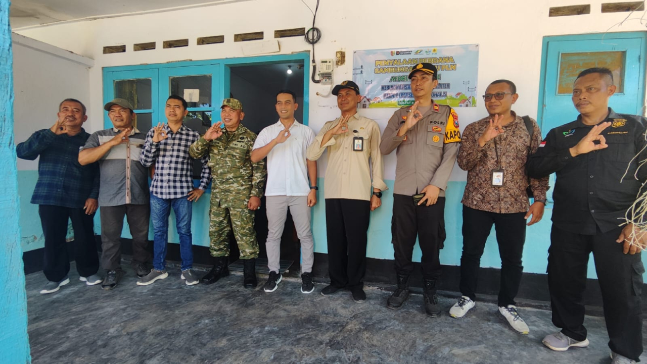 PTPN I Sambungkan Listrik ke 101 Rumah Warga Kebun
