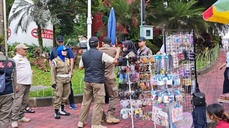 Satpol PP Kota Batu Tertibkan 10-15 PKL di Zona Merah Alun-Alun
