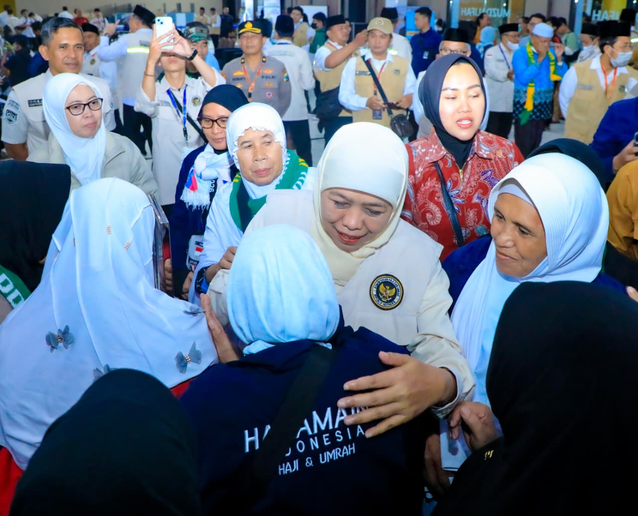 Gubernur Khofifah Sambut Kepulangan Jemaah Haji Kloter I di Asrama Haji Surabaya