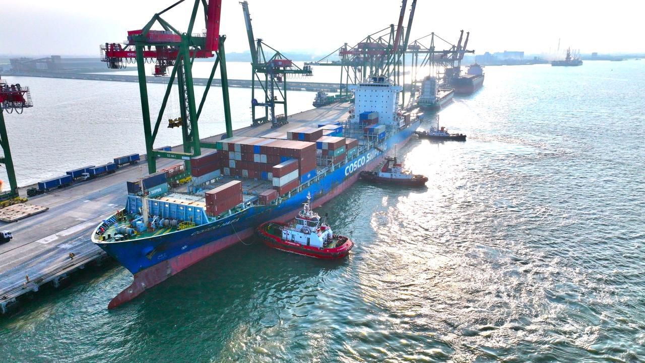 COSCO Pilih Terminal Teluk Lamong, Arus Petikemas Internasional Tumbuh Melejit di Atas 90 Persen
