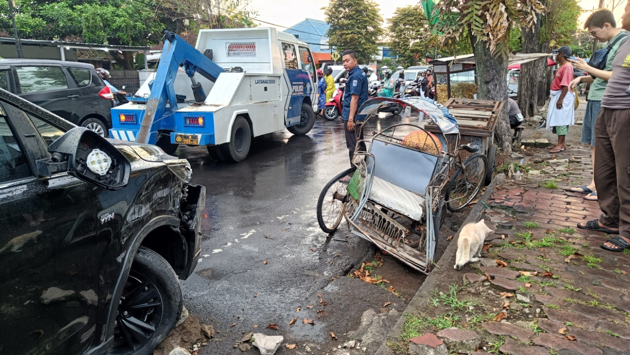 Kecelakaan Beruntun di Jember: Diduga Microsleep, Innova Hantam Mobil, Ojol, dan Becak