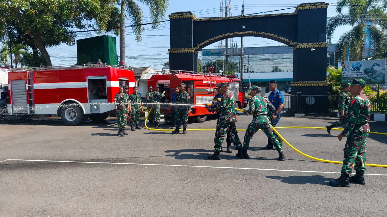 Belasan Anggota TNI Latihan Gunakan Truk Damkar dan Simulasi Penanganan Kebakaran di Jember