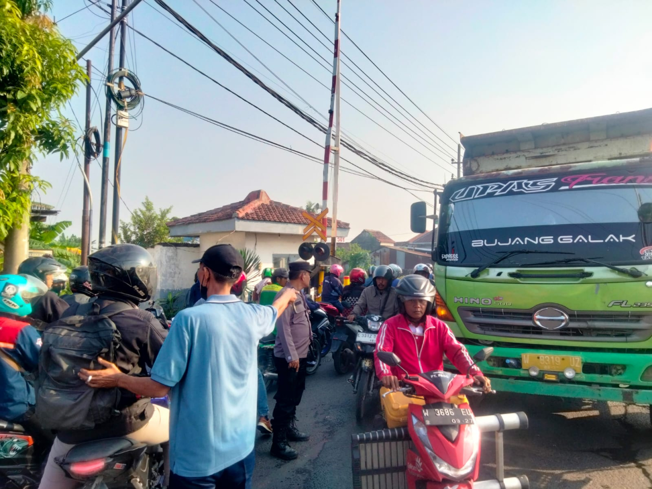 Kemacetan Parah di Cerme Gresik Belum Terurai, Penumpang Bus Trans Jatim Terpaksa Beralih ke Ojol