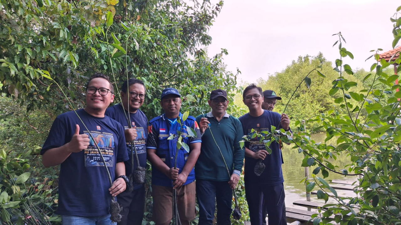 TPS Perluas Penghijauan Pesisir, Salurkan 2.000 Bibit Mangrove ke Gresik