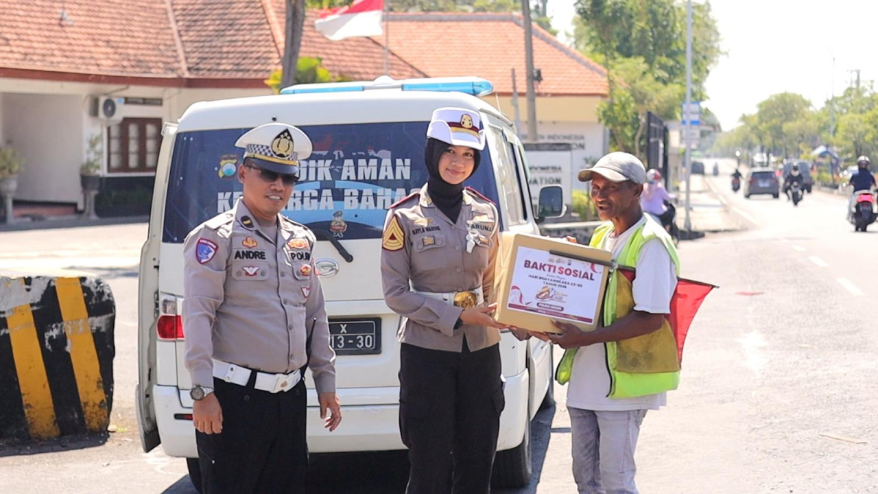 Satlantas Polres Gresik dan Taruna Akpol Bagikan Sembako untuk Warga dan Anak Panti Asuhan