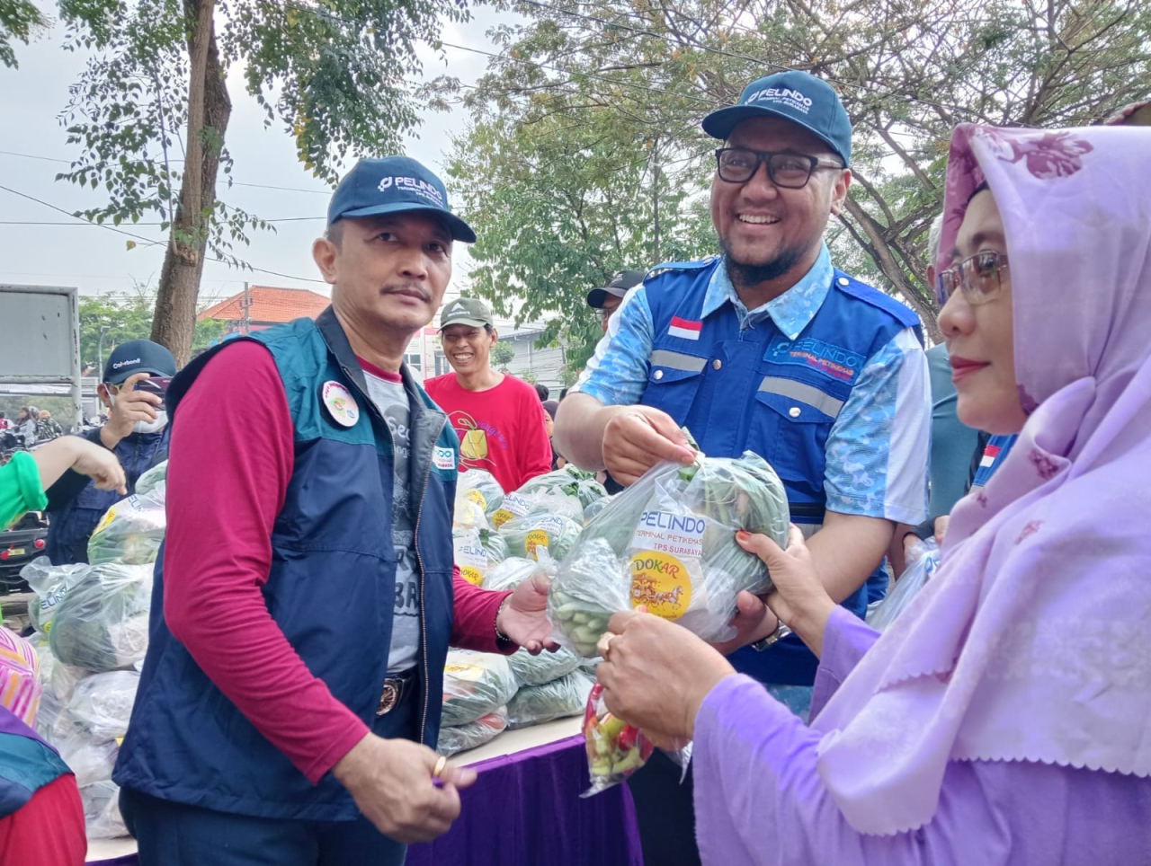 TPS Gelar DOKAR di Pakal, Warga Bisa Tebus Paket Pangan Bergizi Rp20 Ribu Hanya Rp2 Ribu