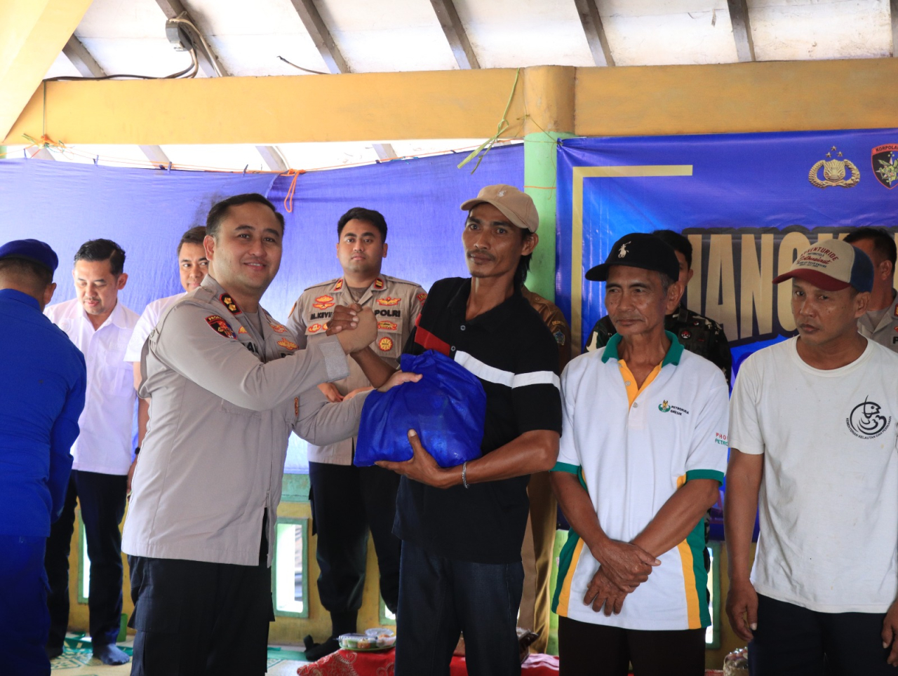 Kapolres Gresik Serap Keluhan Nelayan Lewat Program Jangkar, Bagikan Bantuan dan Perlengkapan Keselamatan Laut