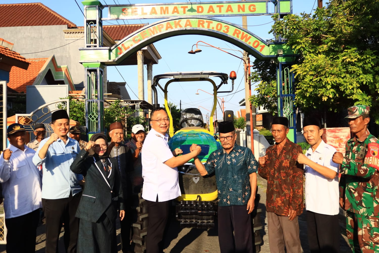 Petani Gresik Terima Combine Harvester, Pemkab Genjot Mekanisasi Pertanian