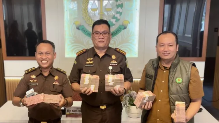 Kejari Pasuruan Terima Uang Pengembalian Uang Korupsi PKBM Rp 600 Juta
