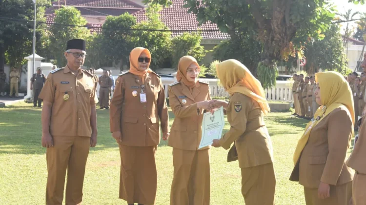 Wakil Kota Kediri Serahkan SK Kenaikan Pangkat 38 PNS