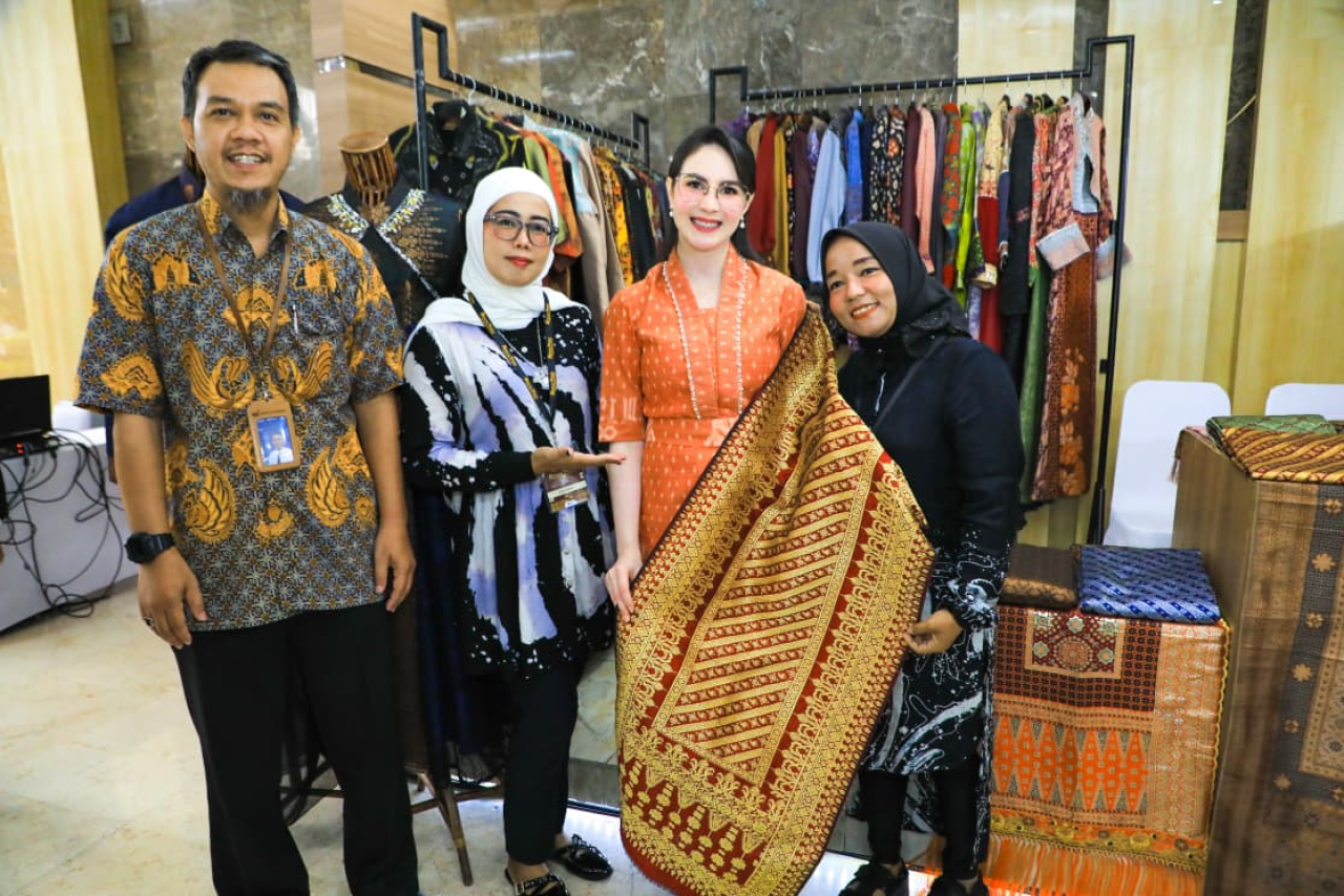 Ketua Dekranasda Jatim Arumi Optimalkan Inovasi dan Pengembangan UMKM Wastra dan Kriya Jatim Melalui Swarna Wastra Nusan