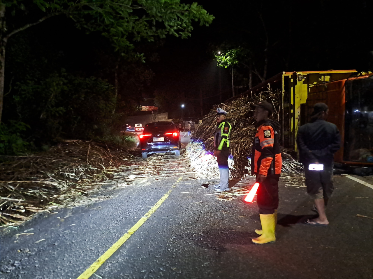 Truk Bermuatan Tebu Terguling di Jalur Gumitir, Lalu Lintas Jember-Banyuwangi Terhambat