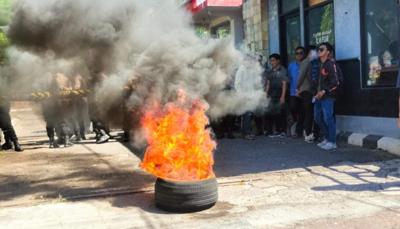 Aksi Ricuh di PN Sumenep, Demonstran Soroti Mandeknya Eksekusi Perkara