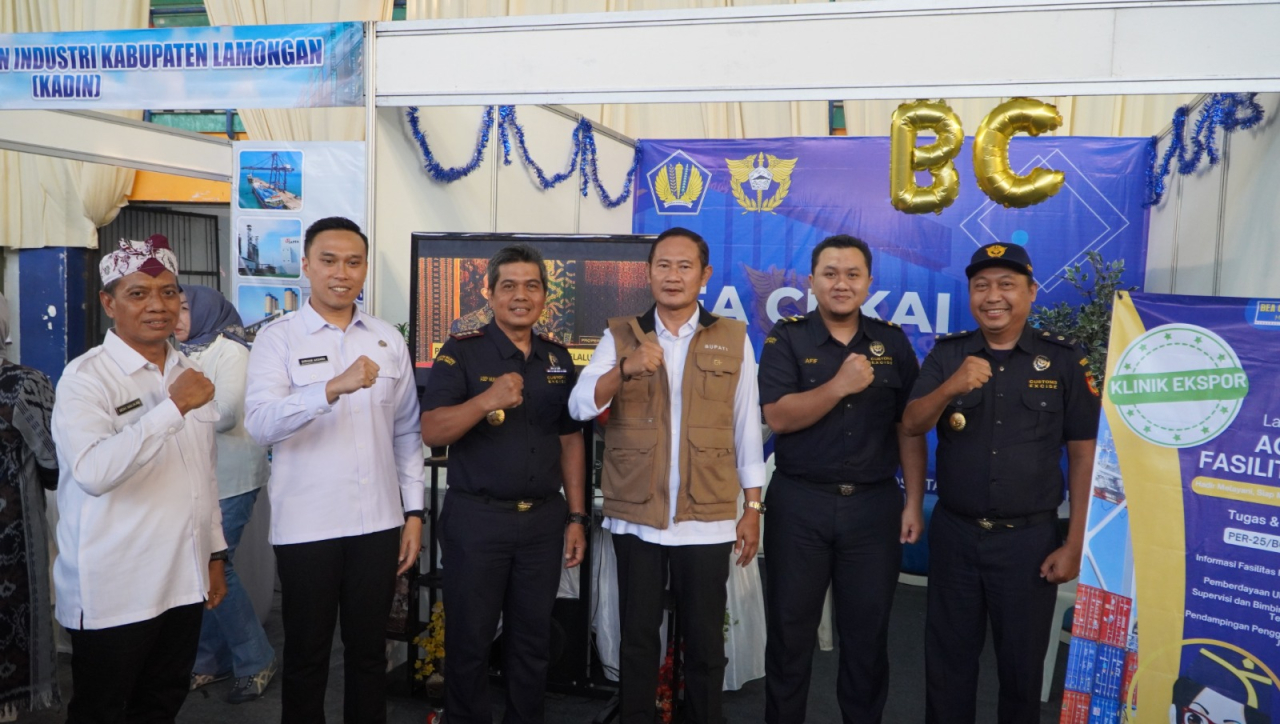 Bupati Lamongan Yuhronur Efendi  bersama Kepala Bea Cukai Gresik Asep Munandar di depan stand Bea Cukai Gresik di ajang EXPOrtiva 