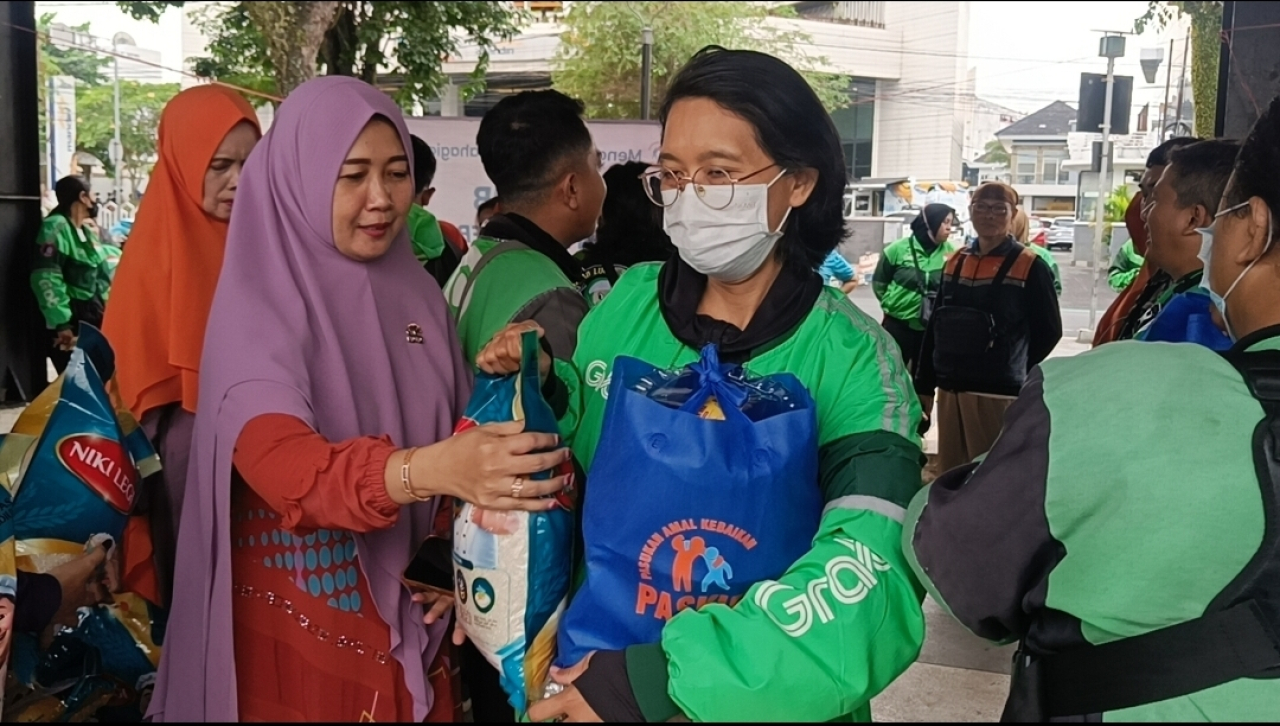 100 Ojol Perempuan Terima Bantuan Sembako dari Mantan Driver Ojol di Amerika Serikat