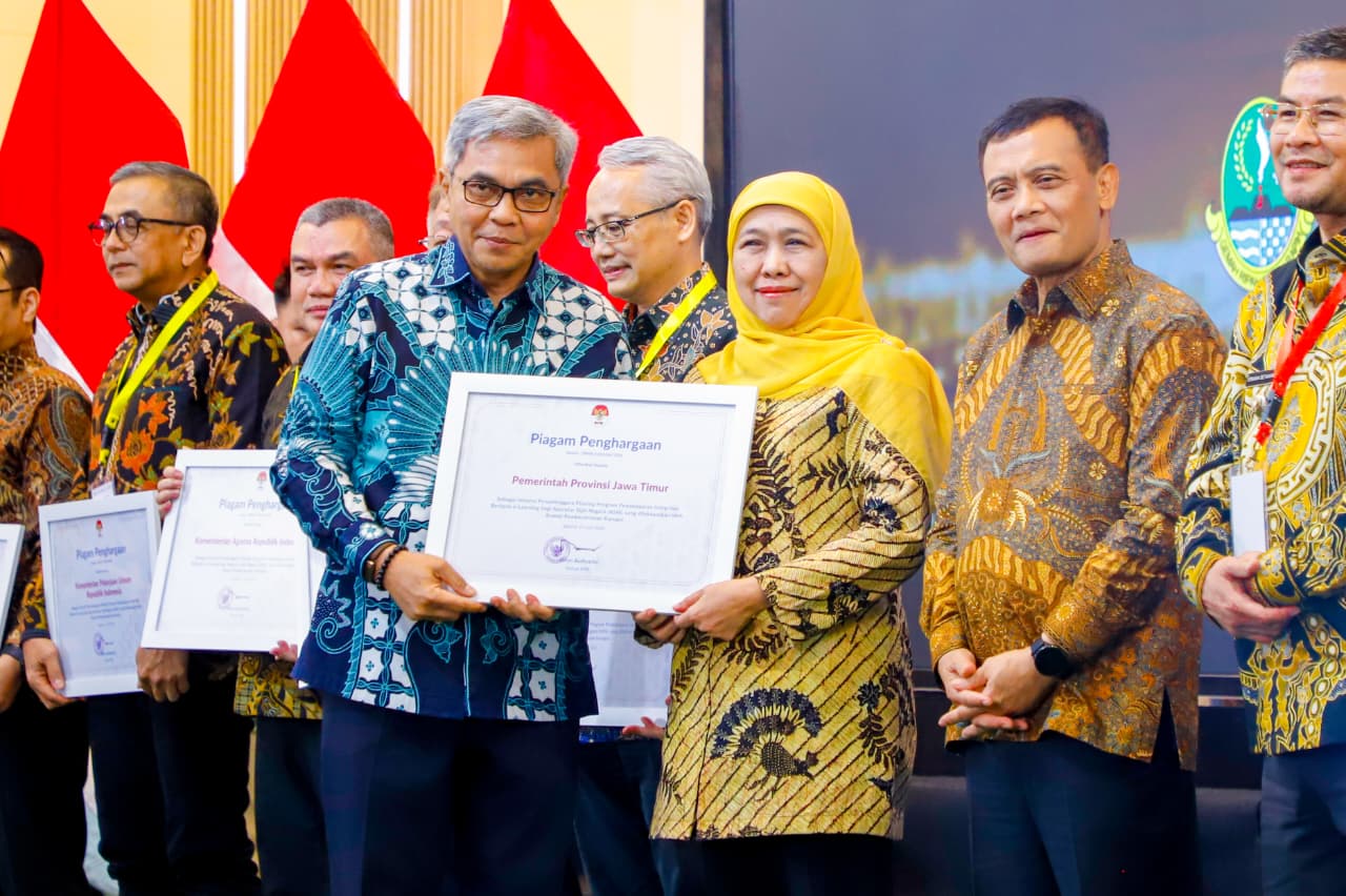 Gubernur Jawa Timur Terima Penghargaan KPK