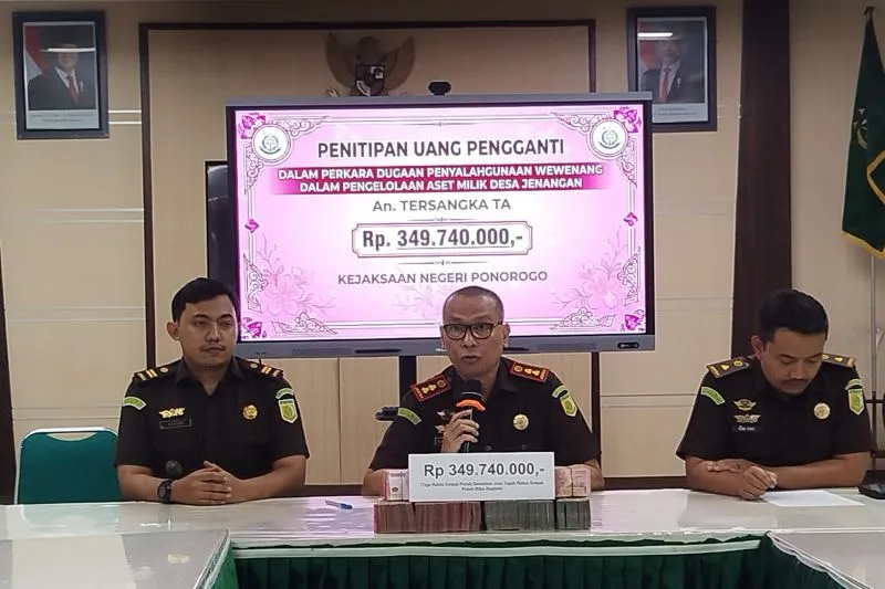 Kejari Ponorogo Terima Pengembalian Korupsi Aset Desa Jenangan Sebesar Rp 349 Juta